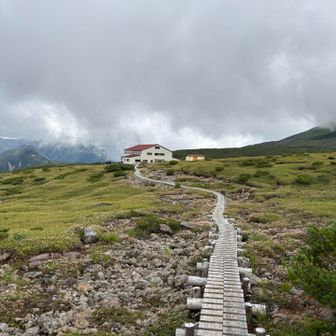 五色ヶ原山荘見えた