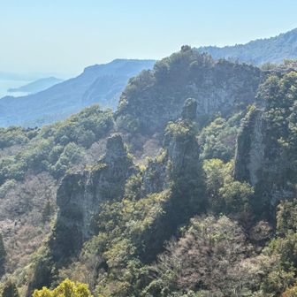 西側の表十二景方面の眺め。この岩峰の間を歩いてきたのかな？