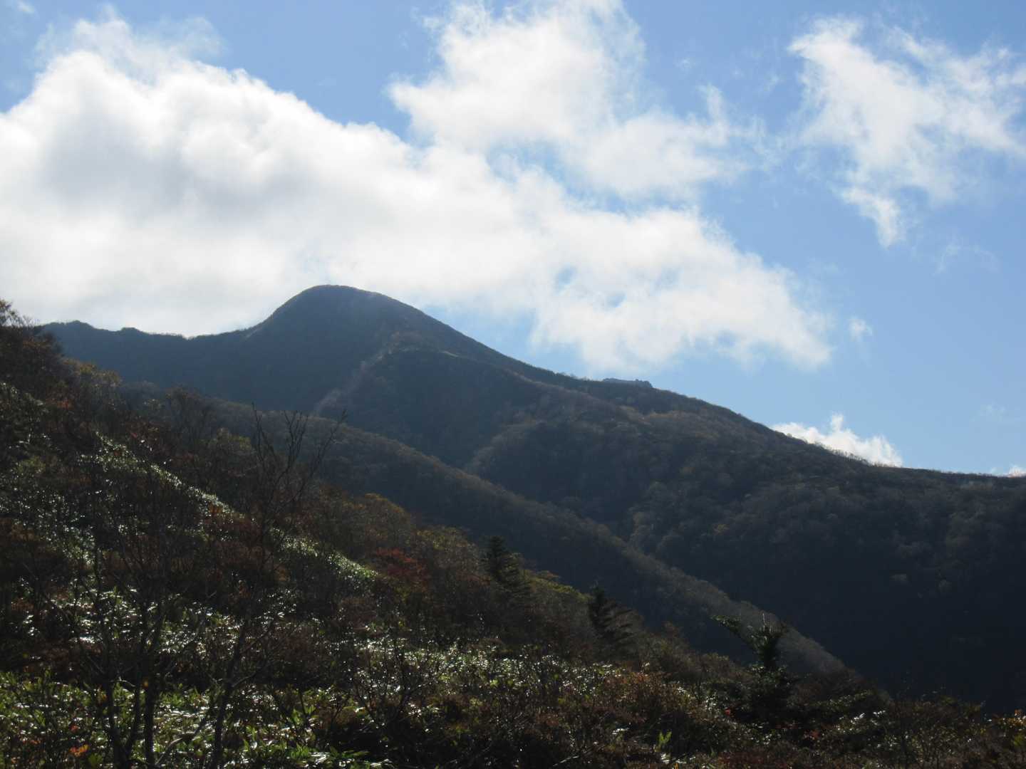 隠居倉の右に茶臼岳がチラリ