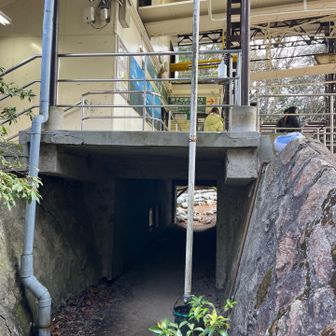 ロープウェイ駅の下を潜ります。お忘れなく