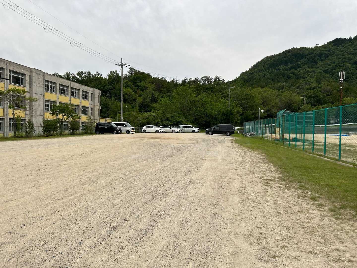 学校🏫の駐車場🅿️ぽいところに停めました
YAMAP指定の駐車場です
トイレもあります