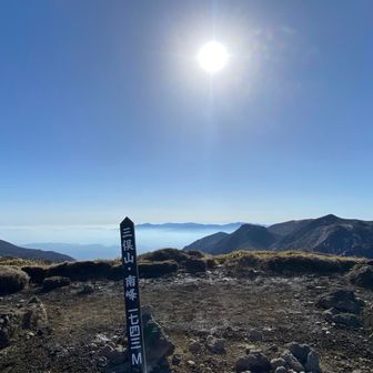 本峰から南峰への登路には
割と雪が残っていて☃️
深いところは30cmくらい🧐
でも登山靴で大丈夫🙆🏻‍♀️

ラストの三俣山南峰へ到着です🚩