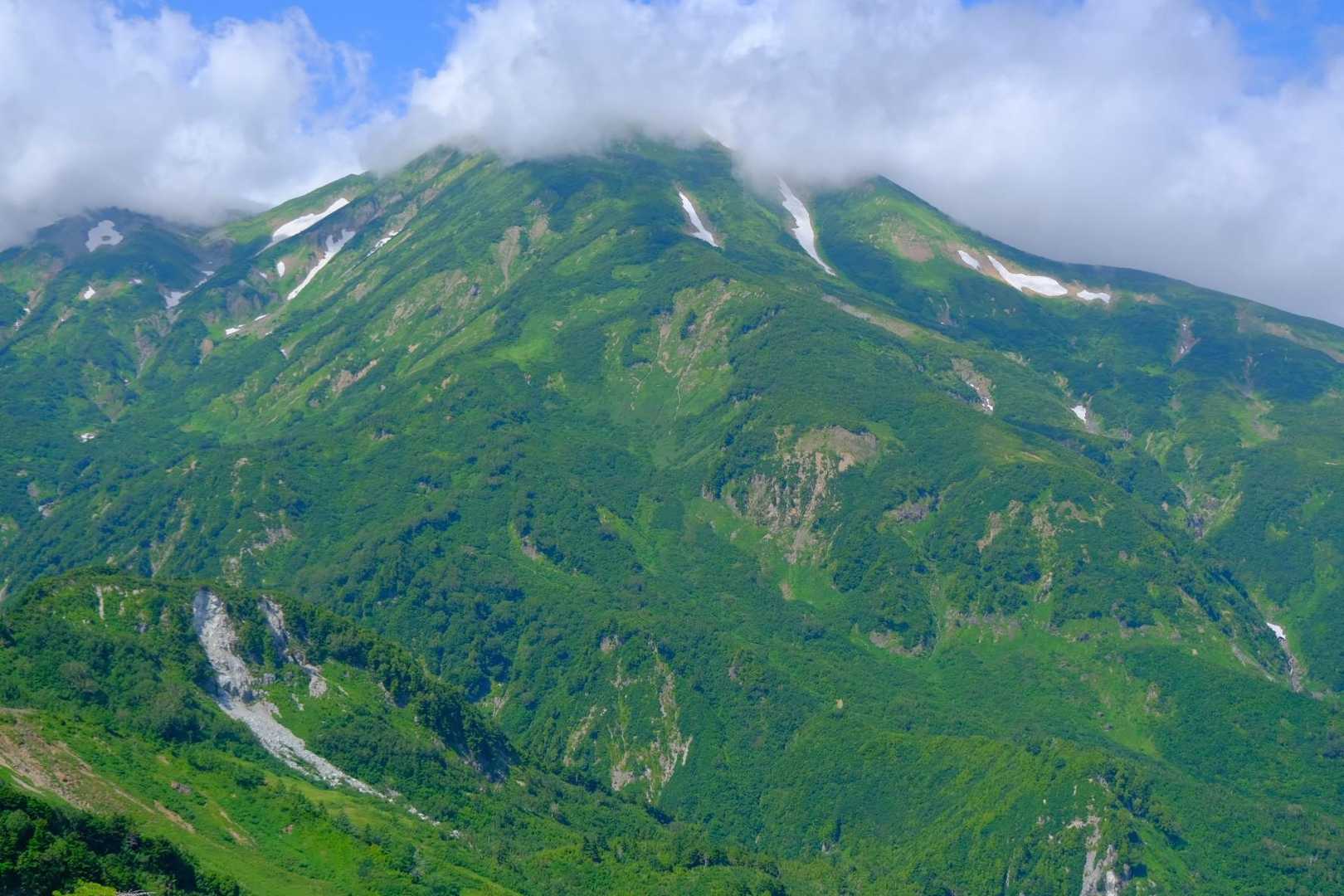 天狗の庭で休憩。
気持ち良い展望台です。
ここで朝日岳とはお別れ。
また来ます👋

駐車場に戻るとちょうど隣のハイエースの方も下山したばかりで、お話ししていたら冷たいジュースを差し出してくれました。嬉しいね～
冷蔵庫完備の車中泊仕様のお車でした。
ありがとうございます😊