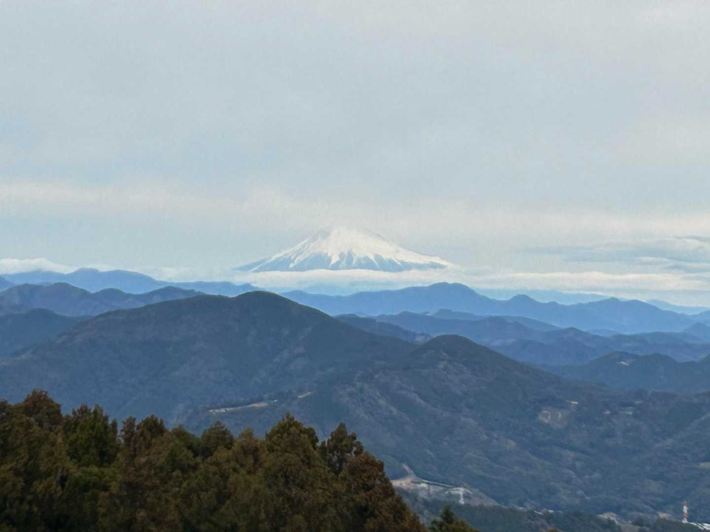 なんと雲海を下にした富士山🗻
感動🥺
初めてみた富士山の姿、寒かったけど来てよかった‼️