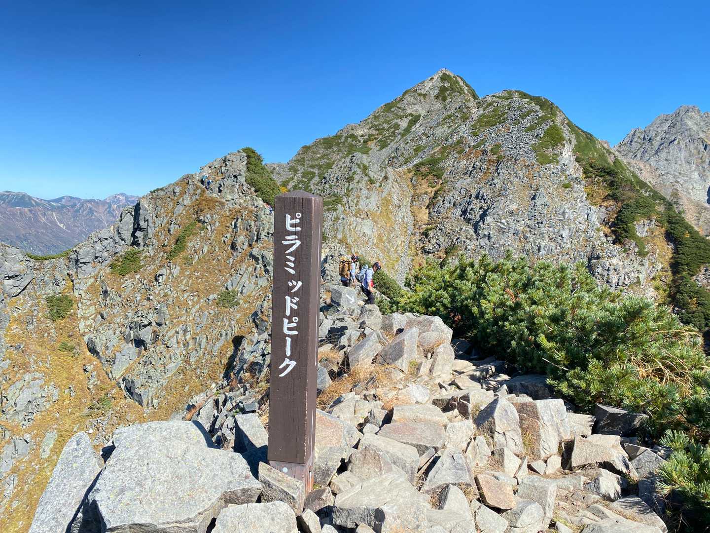 8峰出発と思いきや、ピラミッドピークでした。
奥は西穂高岳

