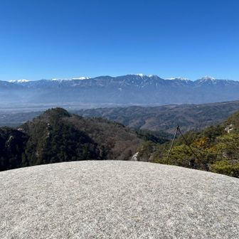 丸い一枚岩から絶景。ロープウェイ駅からたったの20分。絶景見惚れての滑落注意です⚠️