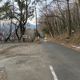 権現山登山口。
駐車場もありました。