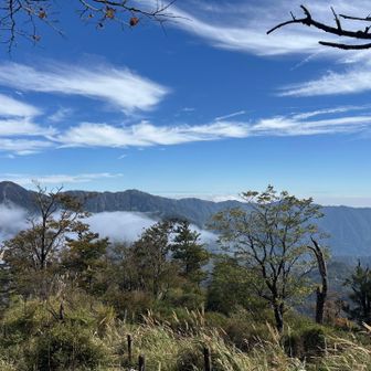 塔ノ岳から丹沢山、蛭ヶ岳をのぞむ。よー歩いたな