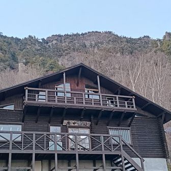 庚申山荘です。来シーズンから避難小屋として再オープン予定と修繕にきていたおじさんが話していました。１日で２回ヘッデンを使いました😂　皇海山を登るなら水分補給が減る秋がベストシーズンだと思います。