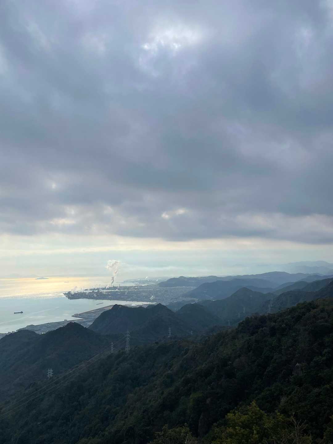 孤高の松からの眺望！
今日は雲が低かったです☁️