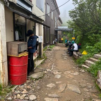 手前が水購入
500mlで100円