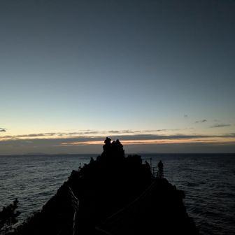 岬で待つ人たちのシルエットが実にステキ。夜明けを待ち望む人々感よ…