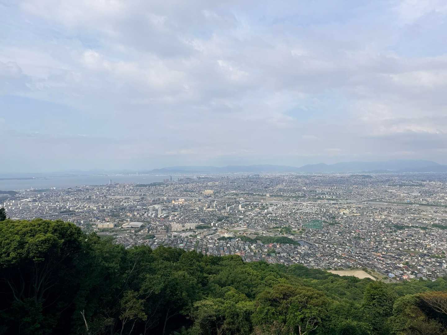 福岡市が一望✨
こうして見ると福岡市って山に囲まれて
平野部が少ないから建物が密集しとるなぁ😅
