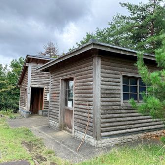 鍋塚登山口には駐車場とトイレ、休憩所もありました