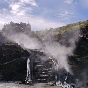 登山口の須川温泉、気温が低くなって湯気が多いです♨️