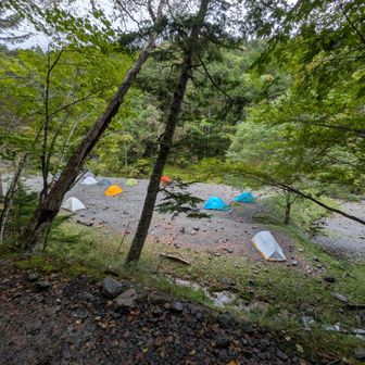 長衛小屋前のテント場⛺️。SW最終日なので空いています。