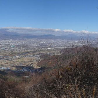 山頂から長野市方面を見下ろす