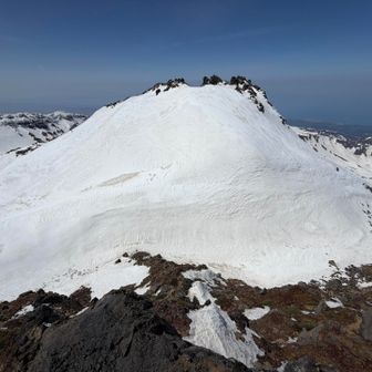 新山の雪はまだまだ沢山