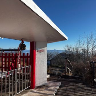 丸太階段を上がって山頂の神社⛩️