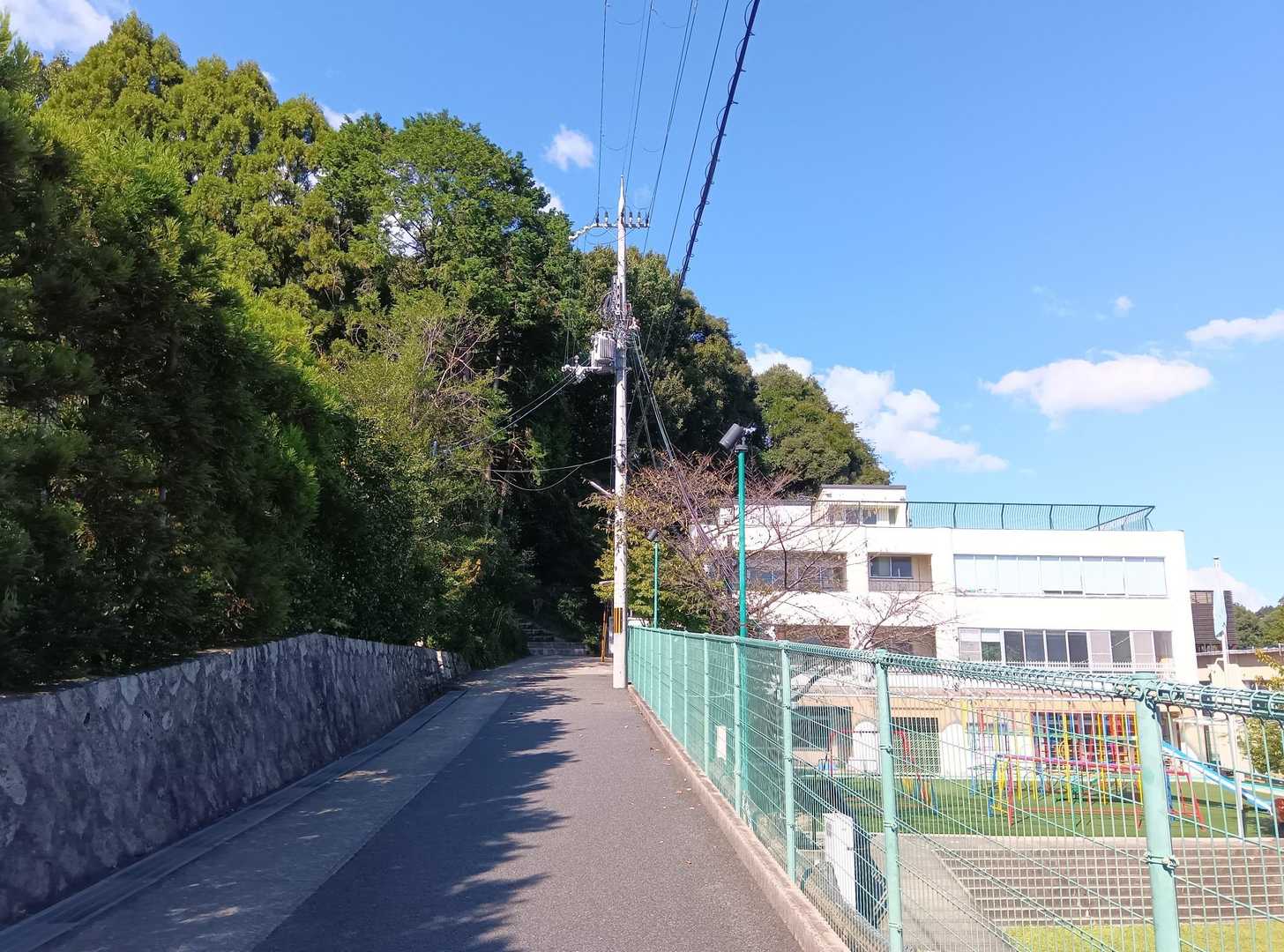 この奥から登山開始です。右が衣笠幼稚園。