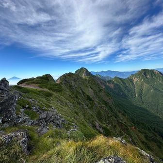 赤岳の右手奥に南アルプスの北岳、甲駒ヶ岳、仙丈ヶ岳が見えています。