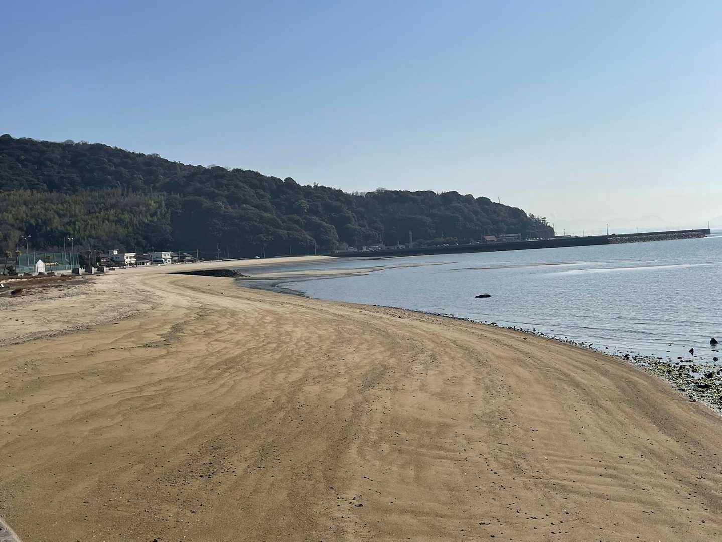 綺麗な砂浜✨の向こうに江の浦港が見えてきた😊🎵