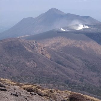 韓国岳から新燃岳、高千穂峰を望む☺️
