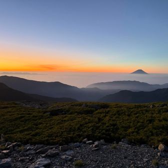 おはようございます🌞今日も良い天気❗️

北岳小屋からの朝焼けの富士山🗻