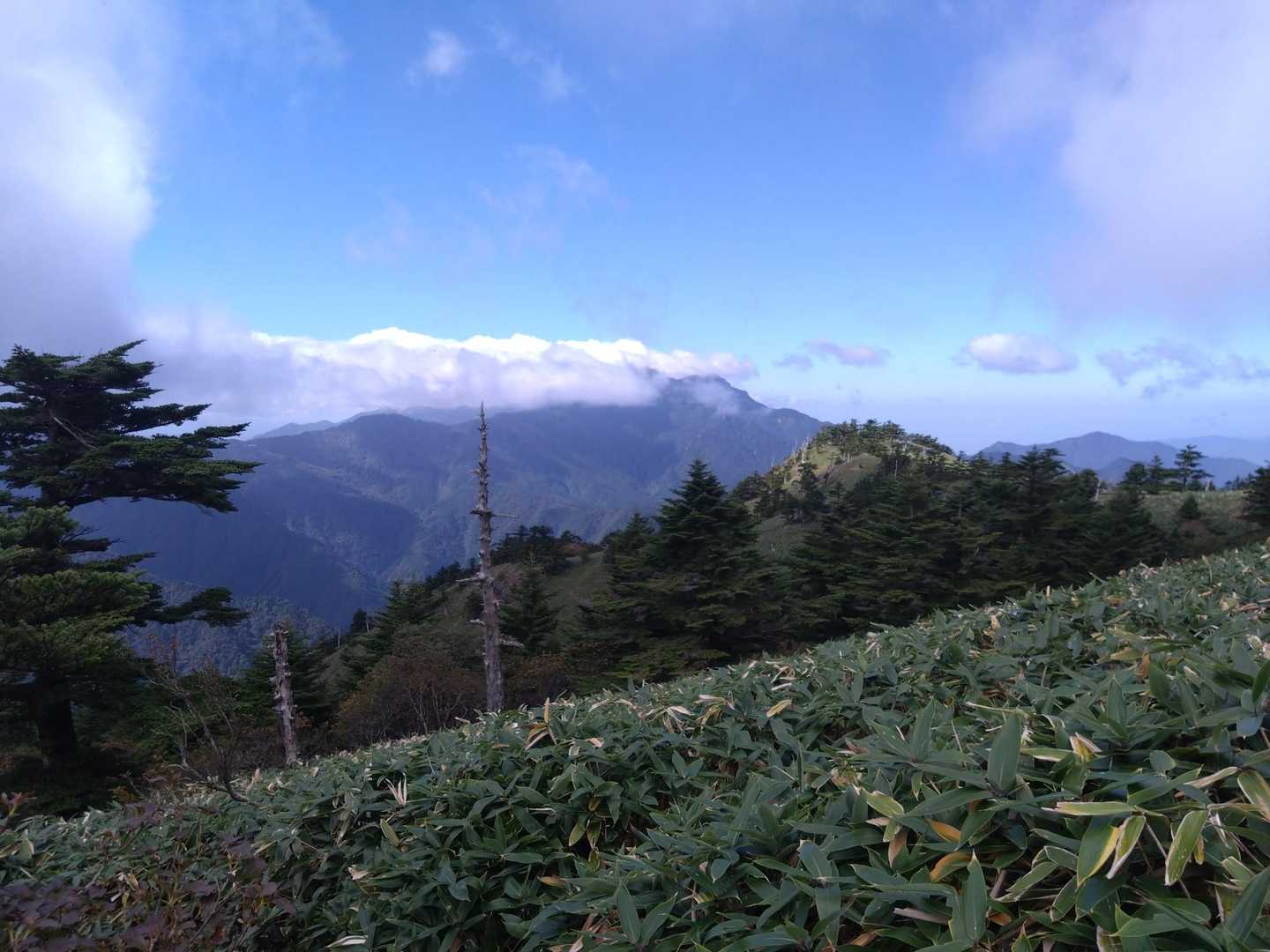 石鎚山は雲が掛かってますが、快晴です