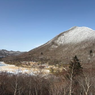 黒檜山と左下は覚満淵