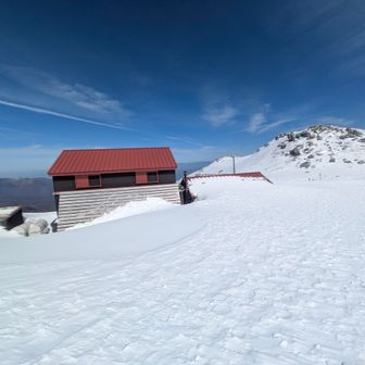 山小屋のやねは赤にかぎる😉
