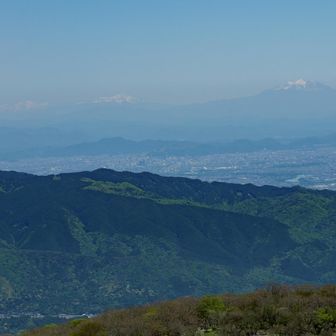 右から御嶽山、乗鞍、穂高、槍、笠ヶ岳。
