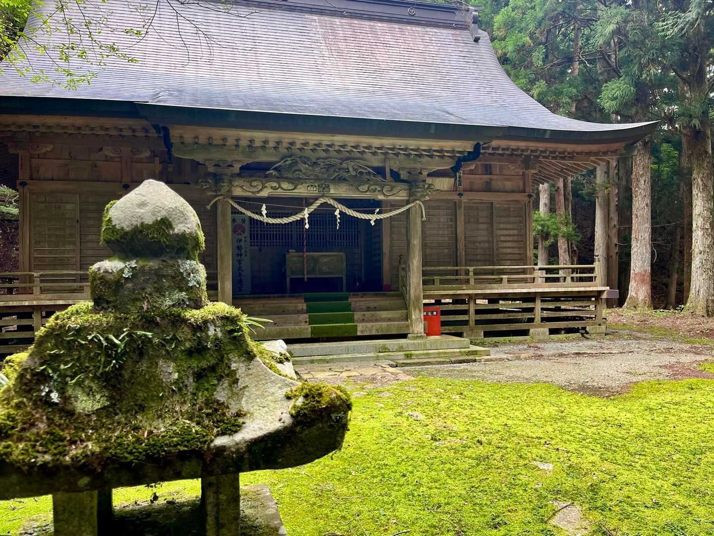 釈迦ヶ岳の頂上に山宮があり、標高1,090mのこちらには檜峯神社本殿、拝殿、社務所があります
静かで厳かな雰囲気✨

「ブッポウソウ」と鳴く鳥がコノハズクであることが初めて確認された地です（笛吹市役所ホームページより）
