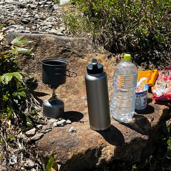 笊森山の山頂は風が強かったのですこし下の天然ベンチ岩でランチ🍙