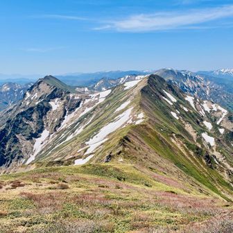 オジカ沢の頭から先、奥に向かって万太郎山、エビス大黒の頭、仙ノ倉山、平標山へと続く🏔️⛰️
左のピーク俎嵓（まないたぐら）が本来の谷川岳と知りました🤔