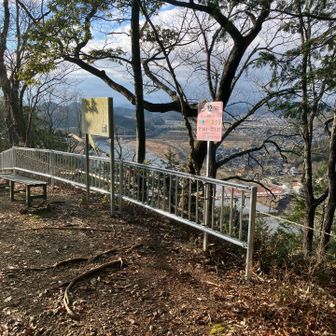 そして松尾山の山頂に到着。🙌
山頂プレートを探す。
コレが大きなミスになるとは、、、😵