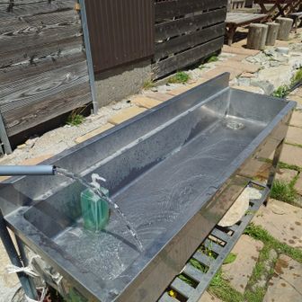 もう一つは水の補給。だって稜線では２リット1000円もするし・・・。