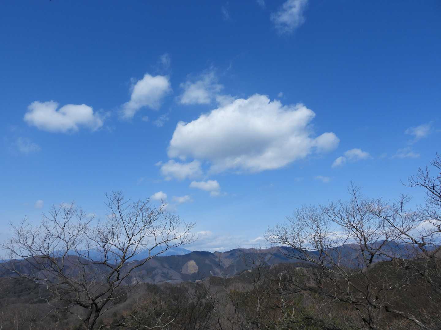 風も強くなってきた。のんびり、青空と雲がきれいだ