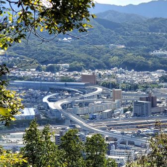 　　　　　　　東
　　…芸備線、車輌走行音…
　　　下に貨物鉄道車輌所

　　　🍏ベンチで休憩🍹