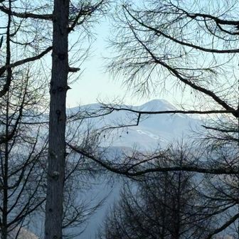 蓼科山かな？大岳頂上から見た蓼科山と丁度同じ形（逆位置）だ。
好きな山の一つだから嬉しい☺️