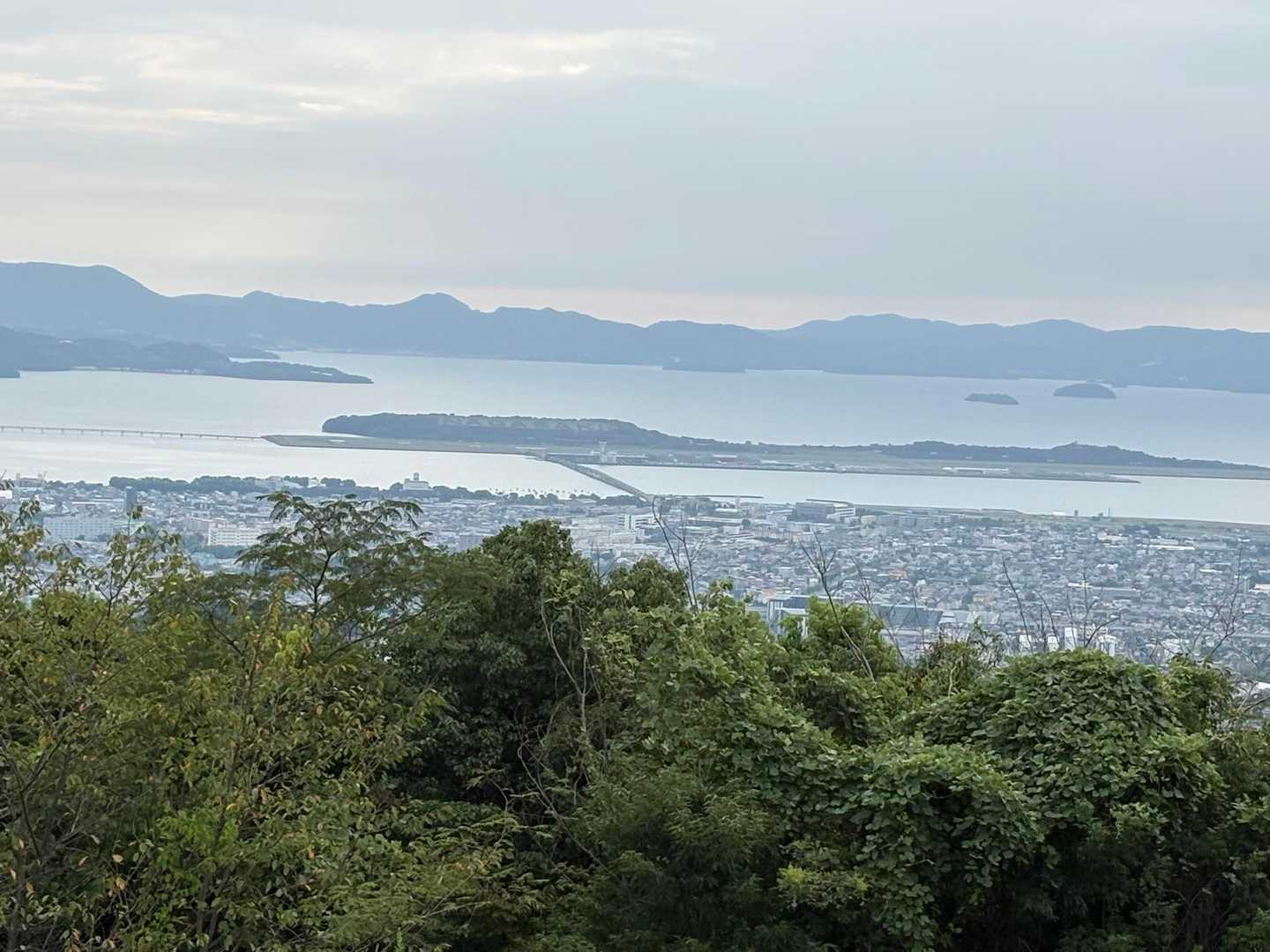 山頂からの眺望はちょっと霞んでました💨
長崎空港✈️のNAGASAKIの文字微かに見えます👀
