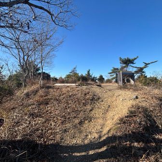 一の曲輪は一段高くなっている。