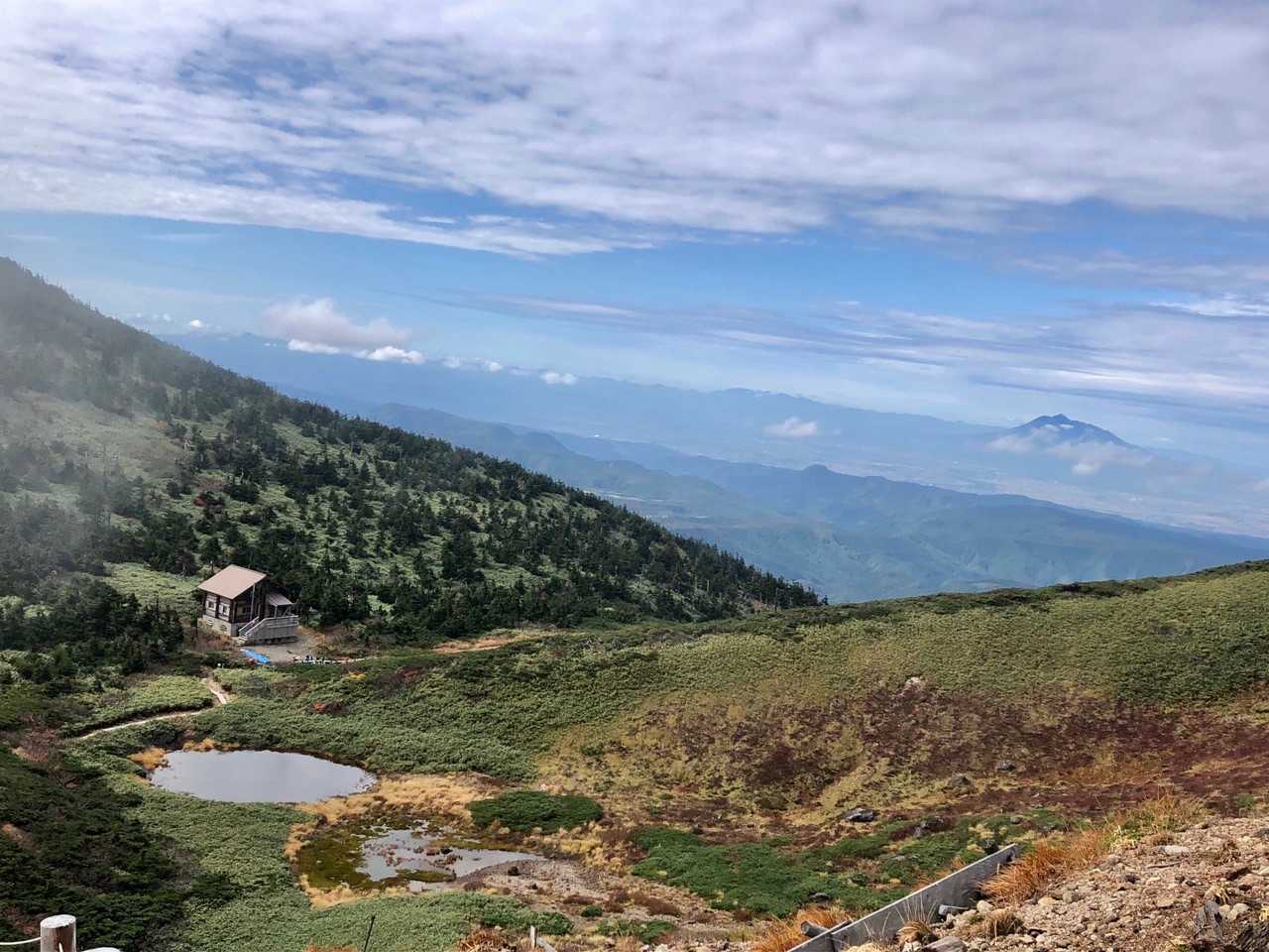 右に岩木山、避難小屋