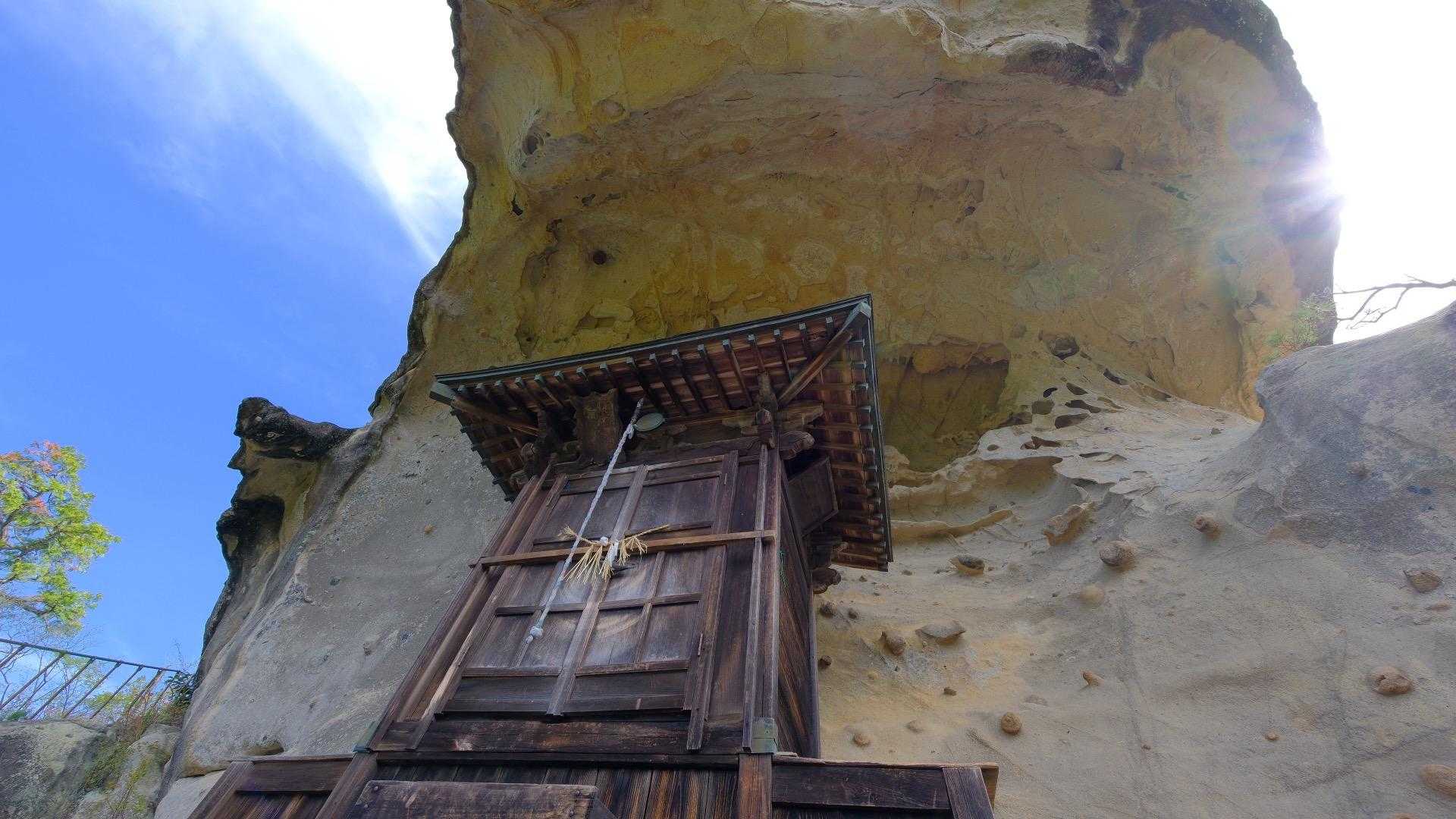 次は難所の「鐘掛」。
岩屋本堂の横を登り、その上の丸い岩の上に登ります。