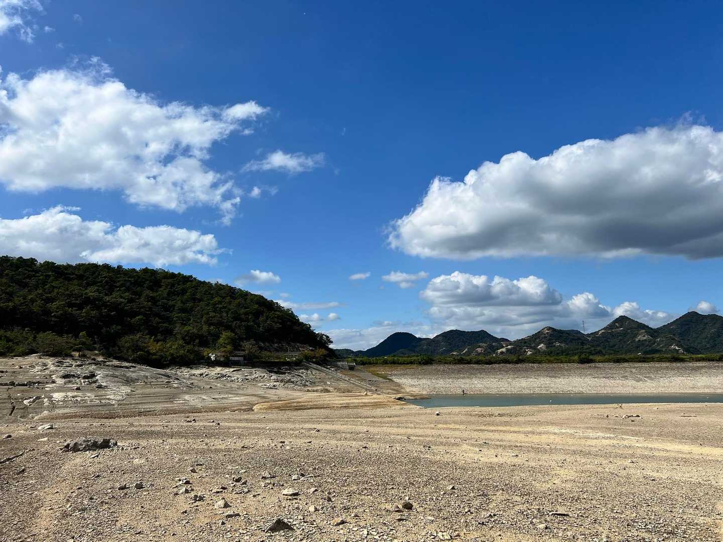 ぽっかり雲と水の少ない昭和池。
お疲れ山です。