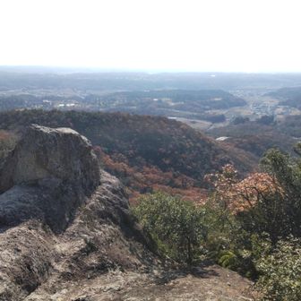 天狗岩。
六甲山系まで見える。あっちの方がはるかに近い、が！有馬は駐車場が高く、林も暗く、イマイチ行く気にならんのだ。
再度山側はいいのだが・・・