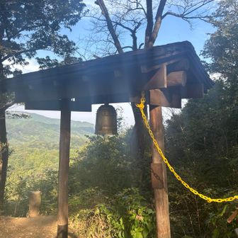 鐘撞堂山山頂に着きました　熊よけに一発鳴らして来ました