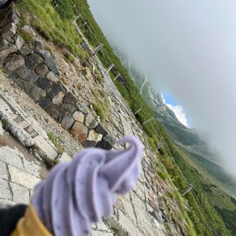 地獄の階段でヘトヘト
時間に余裕あったのでみくりが池温泉でブルーベリーソフト食べました

雄山んとこが青空ですね

夏の北アルプスはガスとのお付き合いです
これから紅葉シーズン、すっきり晴れ渡った空に綺麗な紅葉が楽しみです

今年はどこ行こうかな？