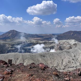 噴煙が見えます。
先般の🚁事故のため一般観光客は火口の見学ができません。
登山者は大丈夫🙆でした。