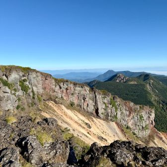 硫黄岳。爆裂火口🌋(去年の硫黄岳は暴風雨20mで視界0️⃣w)